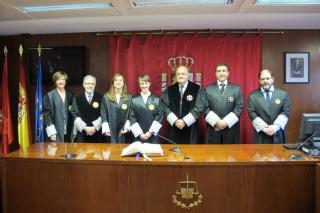 La magistrada Pilar Ferrer con la Sala de Gobierno del alto tribunal navarro